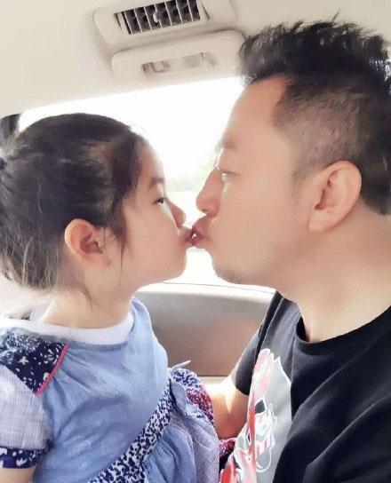 娱乐吃瓜男星出交通费,揭秘娱乐圈吃瓜男星背后的开销之谜